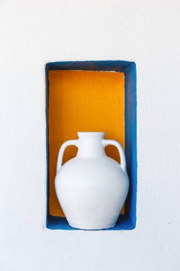 Beyaz duvar arka plan üzerinde Yunan Biberi seramik beyaz vazo
