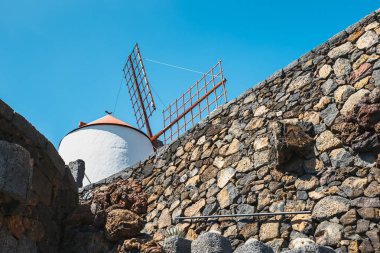 Yel değirmeni kaktüs Bahçe Guatiza köyünde, Lanzarote, Kanarya Adaları popüler cazibe