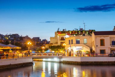 Agios Nikolaos, Girit, Yunanistan - 08 Haziran 2017: Agios Nikolaos kasaba yaz akşam. Agios Nikolaos adada Crete, Yunanistan en turistik kentlerinden biridir.