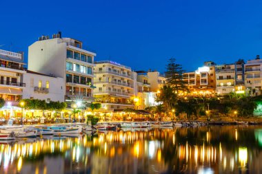 Agios Nikolaos, Girit, Yunanistan - 08 Haziran 2017: Agios Nikolaos kasaba yaz akşam. Agios Nikolaos adada Crete, Yunanistan en turistik kentlerinden biridir.