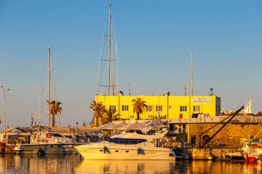 Heraklion, Yunanistan, 10 Haziran 2017: Eski liman Kandiye balıkçı tekneleri ve marina sırasında alacakaranlık, Crete, Yunanistan