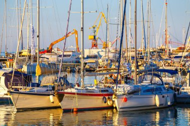 Heraklion, Yunanistan, 10 Haziran 2017: Eski liman Kandiye balıkçı tekneleri ve marina sırasında alacakaranlık, Crete, Yunanistan