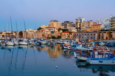 Heraklion, Yunanistan, 10 Haziran 2017: Eski liman Kandiye balıkçı tekneleri ve marina sırasında alacakaranlık, Crete, Yunanistan
