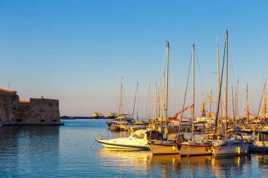 Heraklion, Yunanistan, 10 Haziran 2017: Eski liman Kandiye balıkçı tekneleri ve marina sırasında alacakaranlık, Crete, Yunanistan