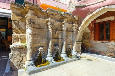 Rethymno, Girit, 27 Mayıs 2016: Rethymnon, Yunanistan'ın tarihi kent merkezinde Rimondi çeşme