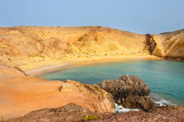 Lanzarote, Playa Blanca, 31 Mart, 2017:Group insan Adası Lanzarote, İspanya Papagayo sahilde rahatlatıcı
