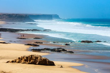 El Cotillo, Fuerteventura, İspanya, 03 Nisan 2017: Bilinmeyen insanlar Fuerteventura Island, İspanya El Cotillo köyünde bir plajda