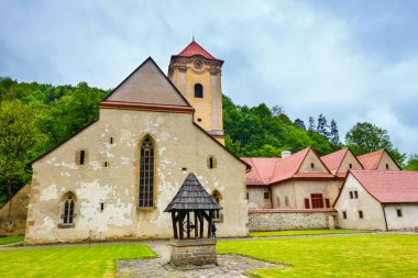 Ünlü kırmızı Manastırı Cerveny Klastor adı verilen Pieniny dağlarda, Slovakya