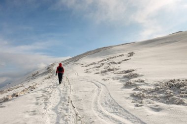Kış aylarında kötü havada dağ uzun yürüyüşe çıkan kimse 