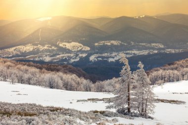 Dağlarda kış peyzaj akşam majestic