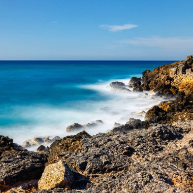 Güneşli gün, uzun süreli pozlama, Crete güzel Yunan deniz manzarası