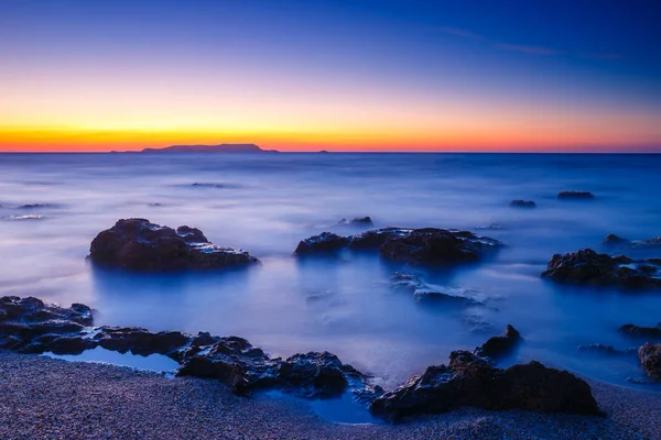 Sunset over the sea and wave washing up the beach, long exposure — Stock Photo, Image