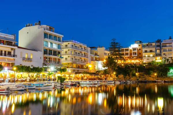 Agios Nikolaos, Crete, Görögország - 2017. június 08.: Agios Nikolaos város nyári estén. Agios Nikolaos egyike a legtöbb turisztikai városok a kréta, Görögország. — Stock Fotó