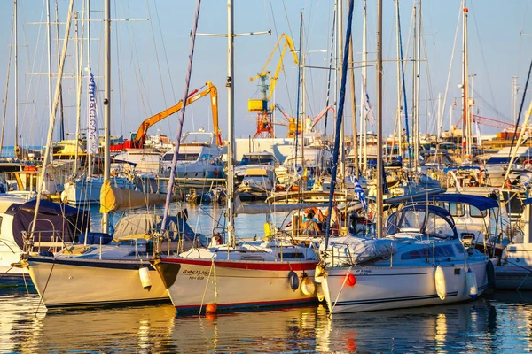 Heraklion, Grécia, 10 de junho de 2017: Antigo porto de Heraklion com barcos de pesca e marina durante o crepúsculo, Creta, Grécia — Fotografia de Stock