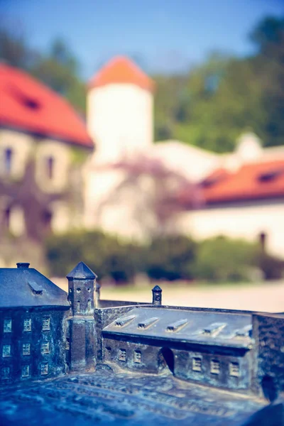 Pieskowa Skala, Polonia - 14 maggio 2017: Modello del Castello di Pieskowa Skala con edifici reali sullo sfondo, sistema Braille — Foto Stock