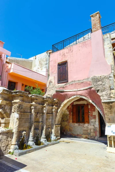 Rethymno, Kréta, květen 27, 2016: The Rimondi kašna v centru starého města Rethymnon, Řecko — Stock fotografie