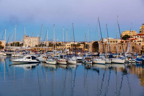 Heraklion, Griekenland, 10 juni 2017: Oude haven van Heraklion met vissersboten en jachthaven tijdens twilight, Kreta, Griekenland — Stockfoto