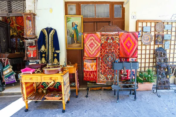 Rethymno, Creta, 27 de maio de 2016: Loja de presentes com lembranças vivas no centro de Rethymno, Creta — Fotografia de Stock