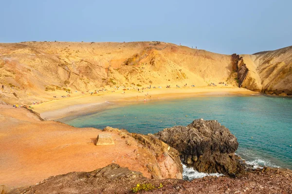 Lanzarote, Playa Blanca, 31 de março de 2017: Grupo de pessoas relaxando na praia de Papagayo na ilha de Lanzarote, Espanha — Fotografia de Stock