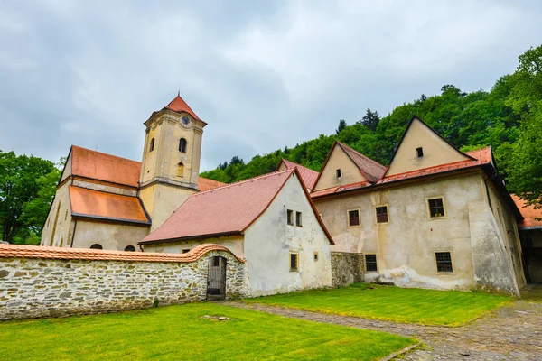 Célèbre monastère rouge appelé Cerveny Klastor dans les montagnes du Pieniny, Slovaquie — Photo