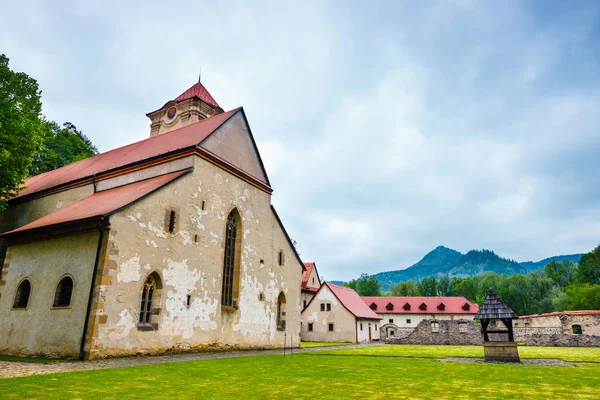 Famoso monasterio rojo llamado Cerveny Klastor en Pieniny montañas, Eslovaquia —  Fotos de Stock