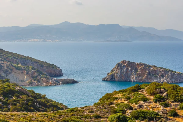 Güneşli bir gün, güzel deniz Yunan manzarası. Kuzey Girit, Agios Nikolaos doğusunda yer — Stok fotoğraf