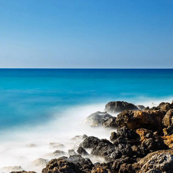 Bela paisagem marinha grega no dia ensolarado, exposição de longa data, Creta — Fotografia de Stock