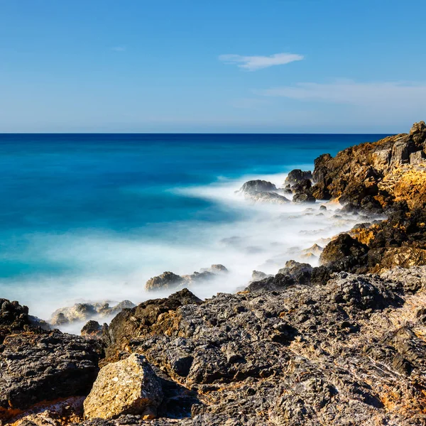 美丽的希腊海景，在阳光明媚的日子，长时间的曝光，克里特岛 — 图库照片