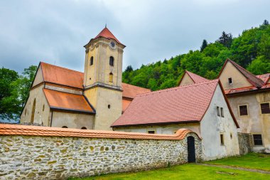 Ünlü kırmızı Manastırı Cerveny Klastor adı verilen Pieniny dağlarda, Slovakya