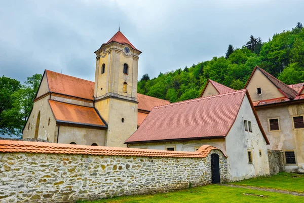 Ünlü kırmızı Manastırı Cerveny Klastor adı verilen Pieniny dağlarda, Slovakya
