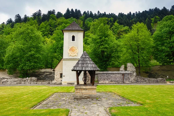Знаменитий монастир червоний називається Cerveny Klastor в П'єніни, Словаччина — стокове фото