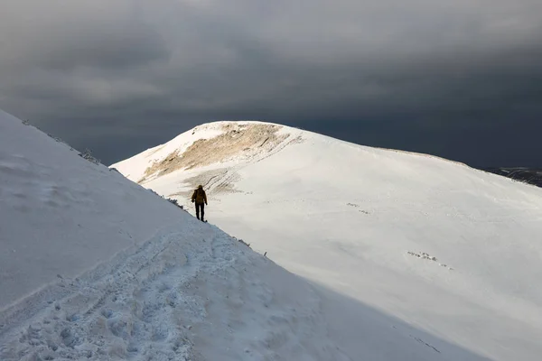 Escursionista di montagna in caso di maltempo durante l'inverno — Foto Stock