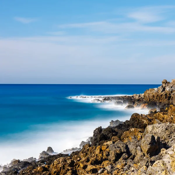 Bellissimo paesaggio marino greco nella giornata di sole, esposizione a lungo termine, Creta — Foto Stock