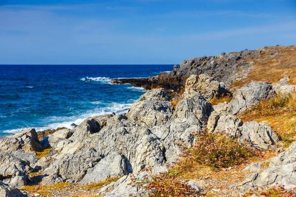 Schöne griechische meerlandschaft bei sonnigem tag, malien, beton — Stockfoto