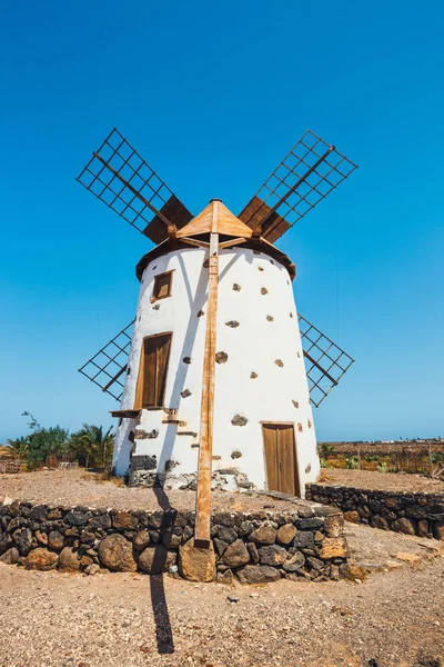 Traditionell vit steniga väderkvarn på Fuerteventura, Kanarieöarna, Spanien — Stockfoto