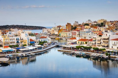 Agios Nikolaos, Girit, Yunanistan - 08 Haziran 2017: Agios Nikolaos kasaba yaz akşam. Agios Nikolaos adada Crete, Yunanistan en turistik kentlerinden biridir.