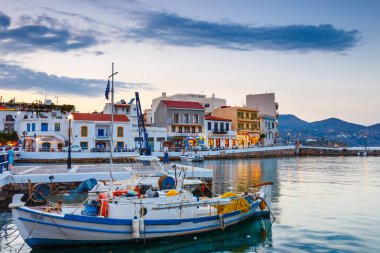 Agios Nikolaos, Girit, Yunanistan - 08 Haziran 2017: Agios Nikolaos kasaba yaz akşam. Agios Nikolaos adada Crete, Yunanistan en turistik kentlerinden biridir.