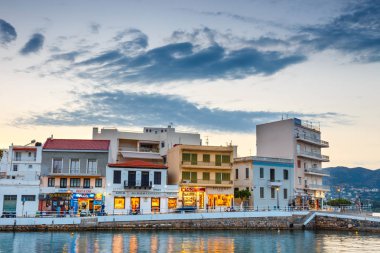 Agios Nikolaos, Girit, Yunanistan - 08 Haziran 2017: Agios Nikolaos kasaba yaz akşam. Agios Nikolaos adada Crete, Yunanistan en turistik kentlerinden biridir.