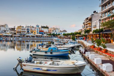 Agios Nikolaos, Girit, Yunanistan - 08 Haziran 2017: Agios Nikolaos kasaba yaz akşam. Agios Nikolaos adada Crete, Yunanistan en turistik kentlerinden biridir.