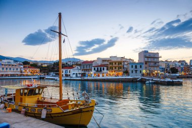 Agios Nikolaos, Girit, Yunanistan - 08 Haziran 2017: Agios Nikolaos kasaba yaz akşam. Agios Nikolaos adada Crete, Yunanistan en turistik kentlerinden biridir.