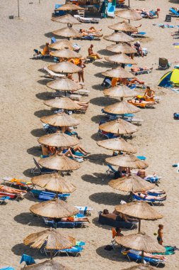 Girit Adası, Yunanistan, 09 Haziran 2017: Panorama Matala plaj. Mağara buzlu bir Roma mezarlık kullanılan ve 70 's on yıl yaşam--dan tüm dünyada, Girit, Yunanistan hippiydi