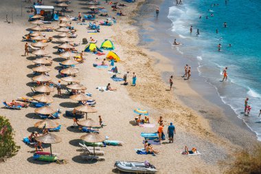 Girit Adası, Yunanistan, 09 Haziran 2017: Panorama Matala plaj. Mağara buzlu bir Roma mezarlık kullanılan ve 70 's on yıl yaşam--dan tüm dünyada, Girit, Yunanistan hippiydi