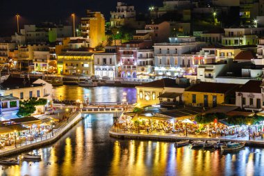 Agios Nikolaos, Girit, Yunanistan - 08 Haziran 2017: Agios Nikolaos kasaba yaz akşam. Agios Nikolaos adada Crete, Yunanistan en turistik kentlerinden biridir.