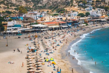 Girit Adası, Yunanistan, 09 Haziran 2017: Panorama Matala plaj. Mağara buzlu bir Roma mezarlık kullanılan ve 70 's on yıl yaşam--dan tüm dünyada, Girit, Yunanistan hippiydi