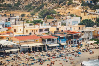 Girit Adası, Yunanistan, 09 Haziran 2017: Panorama Matala plaj. Mağara buzlu bir Roma mezarlık kullanılan ve 70 's on yıl yaşam--dan tüm dünyada, Girit, Yunanistan hippiydi