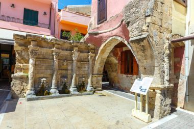 Rethymno, Girit, 27 Mayıs 2016: Rethymnon, Yunanistan'ın tarihi kent merkezinde Rimondi çeşme