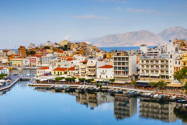 Agios Nikolaos, Crete, Görögország - 2017. június 08.: Agios Nikolaos város nyári estén. Agios Nikolaos egyike a legtöbb turisztikai városok a kréta, Görögország. — Stock Fotó