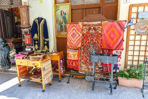 Rethymnon, Kreta, 27 mei 2016: Cadeauwinkel met levendige souvenirs in centrum van Rethymno, Crete — Stockfoto