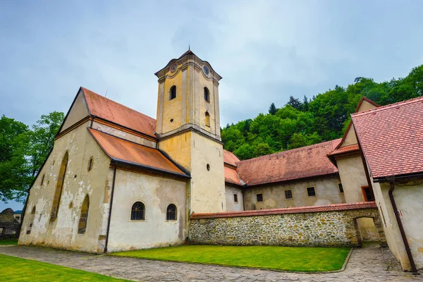 Ünlü kırmızı Manastırı Cerveny Klastor adı verilen Pieniny dağlarda, Slovakya — Stok fotoğraf