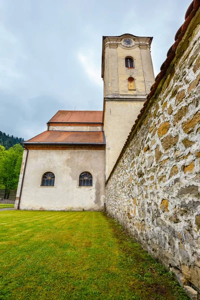 Famoso monasterio rojo llamado Cerveny Klastor en Pieniny montañas, Eslovaquia —  Fotos de Stock